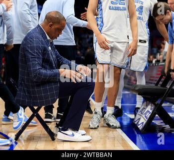 16 mars 2024 : Hubert Davis, entraîneur-chef de Carolina Tarheels, efface son plateau de jeu lors du match de championnat du tournoi de basket-ball masculin ACC entre l'Université de Caroline du Nord Tarheels et le Wolfpack de Caroline du Nord au Capital One Arena de Washington, DC Justin Cooper/CSM Banque D'Images