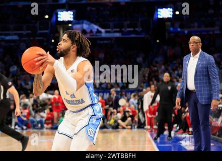 16 mars 2024 : Carolina Tarheels Guard (4) RJ Davis prend un tir lors du match de championnat du tournoi de basket-ball masculin ACC entre l'Université de Caroline du Nord Tarheels et le Wolfpack d'État de Caroline du Nord au Capital One Arena à Washington, DC Justin Cooper/CSM Banque D'Images