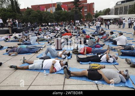 Non exclusif : des gens sont vus participer à la sieste de masse lors de la Journée mondiale du sommeil, pour sensibiliser à la cécité, événement organisé par Sleep et N. Banque D'Images