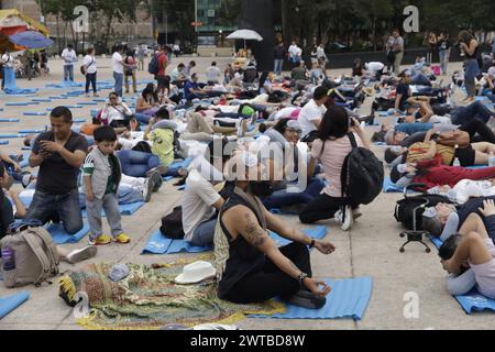 Non exclusif : des gens sont vus participer à la sieste de masse lors de la Journée mondiale du sommeil, pour sensibiliser à la cécité, événement organisé par Sleep et N. Banque D'Images