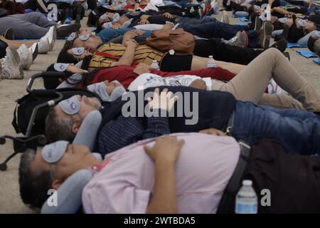 Non exclusif : des gens sont vus participer à la sieste de masse lors de la Journée mondiale du sommeil, pour sensibiliser à la cécité, événement organisé par Sleep et N. Banque D'Images