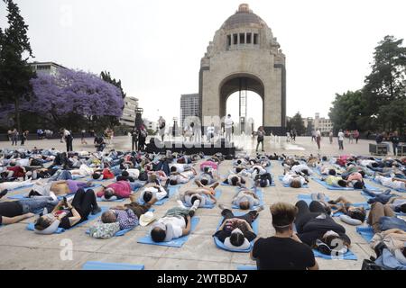 Non exclusif : des gens sont vus participer à la sieste de masse lors de la Journée mondiale du sommeil, pour sensibiliser à la cécité, événement organisé par Sleep et N. Banque D'Images