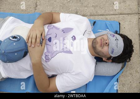 Non exclusif : des gens sont vus participer à la sieste de masse lors de la Journée mondiale du sommeil, pour sensibiliser à la cécité, événement organisé par Sleep et N. Banque D'Images