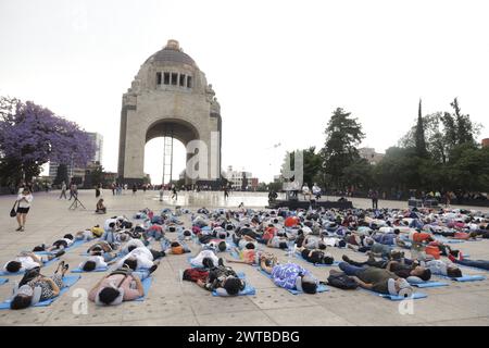 Non exclusif : des gens sont vus participer à la sieste de masse lors de la Journée mondiale du sommeil, pour sensibiliser à la cécité, événement organisé par Sleep et N. Banque D'Images