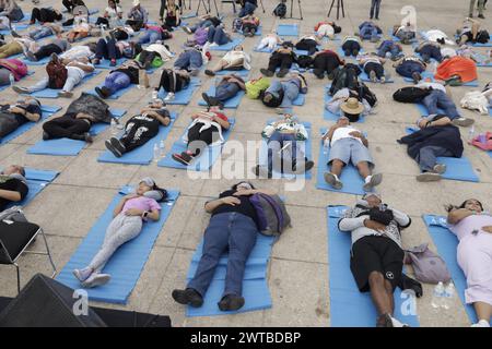 Non exclusif : des gens sont vus participer à la sieste de masse lors de la Journée mondiale du sommeil, pour sensibiliser à la cécité, événement organisé par Sleep et N. Banque D'Images