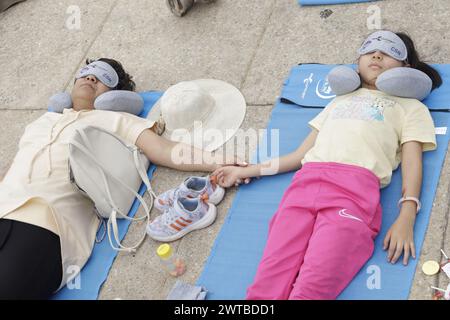 Non exclusif : des gens sont vus participer à la sieste de masse lors de la Journée mondiale du sommeil, pour sensibiliser à la cécité, événement organisé par Sleep et N. Banque D'Images