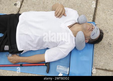 Non exclusif : des gens sont vus participer à la sieste de masse lors de la Journée mondiale du sommeil, pour sensibiliser à la cécité, événement organisé par Sleep et N. Banque D'Images