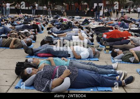 Non exclusif : des gens sont vus participer à la sieste de masse lors de la Journée mondiale du sommeil, pour sensibiliser à la cécité, événement organisé par Sleep et N. Banque D'Images