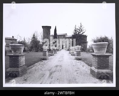 Ombrie Terni Porano Castel Rubello9. Hutzel, Max 1960-1990 Post-médiéval : le château fonctionnait à l'origine comme une forteresse, transformé en résidence à la fin de la Renaissance - les propriétaires actuels ont accordé la permission de photographier la chambre adjacente à l'entrée. Vue sur l'extérieur ; vue sur l'intérieur des fresques du plafond. Photographe et érudit d'origine allemande Max Hutzel (1911-1988) photographié en Italie du début des années 1960 jusqu'à sa mort. Le résultat de ce projet, désigné par Hutzel comme Foto Arte Minore, est une documentation approfondie du développement historique de l'art en Italie jusqu'au XVIIIe siècle, y compris des objets de l'Etru Banque D'Images