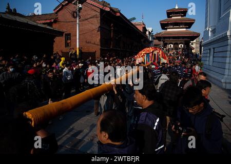 Les dévots népalais lèvent un poteau de bambou cérémoniel connu sous le nom de 'Chir', pour commencer le festival Holi à Basantapur, Katmandou, le 17 mars 2024. Banque D'Images