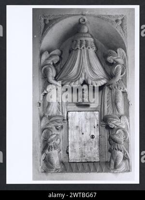 Lazio Latina Sonnino S. Michele7. Hutzel, Max 1960-1990 médiéval : photographié lors de la restauration ; architecture, sculpture architecturale (11-14ème siècle) ; bougies pascal (11ème siècle) ; crucifix en bois peint (14ème siècle) objet Notes : TCI mentionne le travail du 13ème siècle de Madone et enfant au-dessus de l'autel principal ; enlevé lors de la restauration? Photographe et érudit d'origine allemande Max Hutzel (1911-1988) photographié en Italie du début des années 1960 jusqu'à sa mort. Le résultat de ce projet, désigné par Hutzel comme Foto Arte Minore, est une documentation approfondie du développement historique de l'art en Italie jusqu'à Banque D'Images