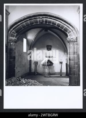 Lazio Latina Sonnino S. Michele. Hutzel, Max 1960-1990 médiéval : photographié lors de la restauration ; architecture, sculpture architecturale (11-14ème siècle) ; bougies pascal (11ème siècle) ; crucifix en bois peint (14ème siècle) objet Notes : TCI mentionne le travail du 13ème siècle de Madone et enfant au-dessus de l'autel principal ; enlevé lors de la restauration? Photographe et érudit d'origine allemande Max Hutzel (1911-1988) photographié en Italie du début des années 1960 jusqu'à sa mort. Le résultat de ce projet, désigné par Hutzel comme Foto Arte Minore, est une documentation approfondie du développement historique de l'art en Italie jusqu'à t Banque D'Images