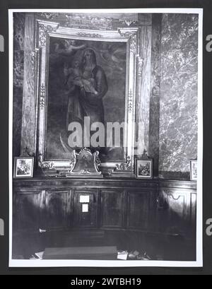 Lazio Roma Rome S. Maria della Scala1. Hutzel, Max 1960-1990 Post-médiéval : architecture, sculpture architecturale, sculpture, peinture, arts décoratifs (meubles, objets d'art), manuscrits. La pharmacie d'art de la cure à base de plantes datant du 16ème siècle existe encore aujourd'hui ; de nombreuses publications avec des illustrations taillées sur bois sur les plantes curatives et autres artefacts. Photographe et érudit d'origine allemande Max Hutzel (1911-1988) photographié en Italie du début des années 1960 jusqu'à sa mort. Le résultat de ce projet, désigné par Hutzel comme Foto Arte Minore, est une documentation approfondie du développement historique de l'art. Banque D'Images