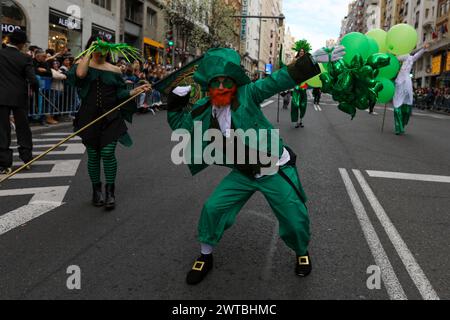 Madrid, Espagne. 16 mars 2024. Un homme vêtu de défilés verts le long de la Gran via de Madrid pendant la célébration de la Saint Patrick. Plus de 17 cornemuses, 500 musiciens, groupes de danse et de divertissement se rendent sur la Gran via de Madrid pour célébrer la fête de la Saint Patrick. (Photo de David Canales/SOPA images/SIPA USA) crédit : SIPA USA/Alamy Live News Banque D'Images