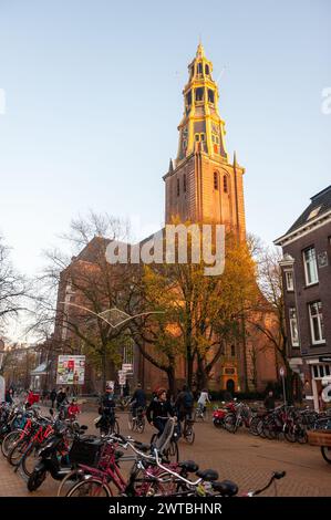 Groningen, pays-Bas - 16 novembre 2018. L'A kerk, une église célèbre dans le centre-ville de Groningen, vue ici dans la lumière d'heure dorée. Banque D'Images