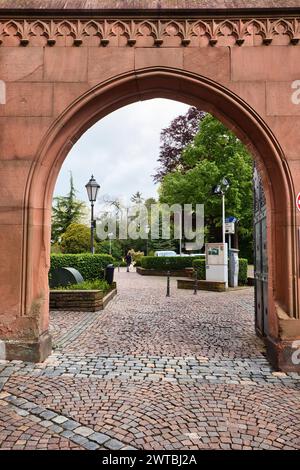 Weinheim, Allemagne - 19 mai 2021 : Arch sur un parking à Weinheim, Allemagne. Banque D'Images