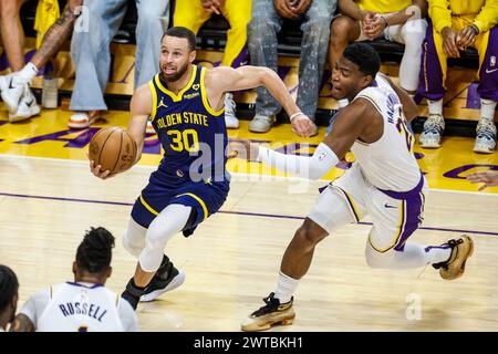 Los Angeles, Californie, États-Unis. 16 mars 2024. STEPHEN CURRY des Golden State Warriors, à gauche, passe devant le RUI HACHIMURA des Los Angeles Lakers lors d'un match de basket-ball NBA au Crypto.com Arena samedi à Los Angeles. (Crédit image : © Ringo Chiu/ZUMA Press Wire) USAGE ÉDITORIAL SEULEMENT! Non destiné à UN USAGE commercial ! Banque D'Images