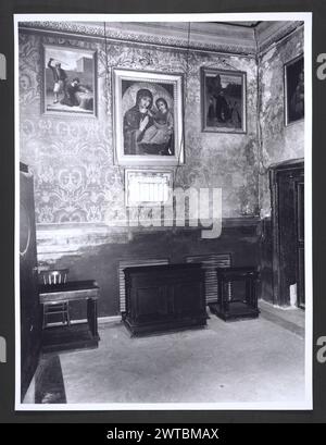 Lazio Roma Rome S. Maria della Scala5. Hutzel, Max 1960-1990 Post-médiéval : architecture, sculpture architecturale, sculpture, peinture, arts décoratifs (meubles, objets d'art), manuscrits. La pharmacie d'art de la cure à base de plantes datant du 16ème siècle existe encore aujourd'hui ; de nombreuses publications avec des illustrations taillées sur bois sur les plantes curatives et autres artefacts. Photographe et érudit d'origine allemande Max Hutzel (1911-1988) photographié en Italie du début des années 1960 jusqu'à sa mort. Le résultat de ce projet, désigné par Hutzel comme Foto Arte Minore, est une documentation approfondie du développement historique de l'art. Banque D'Images