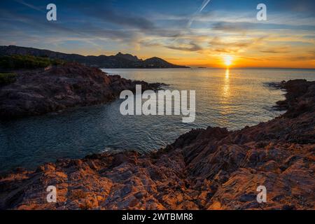 Cap du Dramont, Sunrise, massif de l'Estérel, montagnes de l'Estérel, Département du Var, région Provence-Alpes-Côte d'Azur, France Banque D'Images