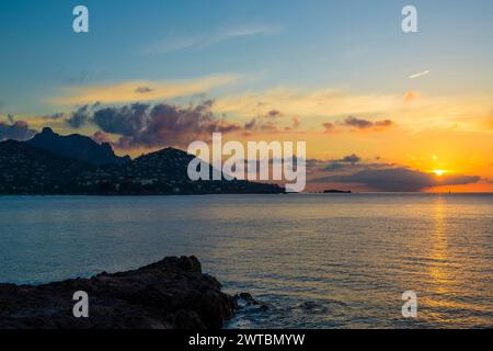 Cap du Dramont, Sunrise, massif de l'Estérel, montagnes de l'Estérel, Département du Var, région Provence-Alpes-Côte d'Azur, France Banque D'Images