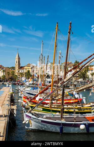 Port avec bateaux de pêche historiques, Sanary-sur-mer, Provence-Alpes-Côte d'Azur, France Banque D'Images