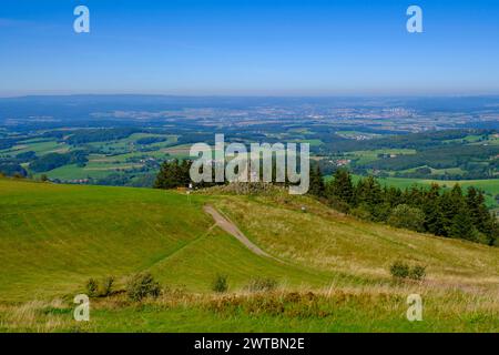 Vue panoramique de la Wasserkuppe au mémorial de l'aviation, Wasserkuppe, Rhoen, quartier de Fulda, Hesse, Allemagne Banque D'Images