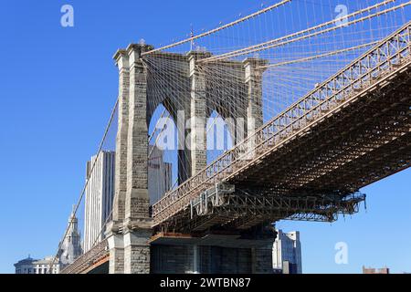 Le pont de Brooklyn vu d'en bas avec un ciel bleu clair en arrière-plan, Manhattan, Down Town, New York City, New York, États-Unis, Amérique du Nord Banque D'Images