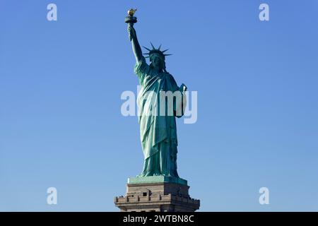 Vue détaillée de la Statue de la liberté par le bas avec un ciel bleu clair en arrière-plan, Manhattan, Down Town, New York City, New York, États-Unis, Nord Banque D'Images