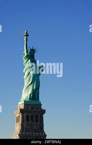 Gros plan de la Statue de la liberté avec un ciel bleu vif en arrière-plan, sur l'East River, Manhattan, Brooklyn, New York City, New York, ÉTATS-UNIS Banque D'Images