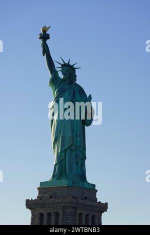 La Statue de la liberté devant un ciel bleu clair, symbole de liberté et d'indépendance, sur l'East River, Manhattan, Brooklyn, New York City, New York Banque D'Images