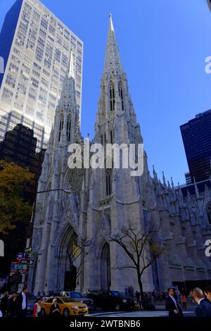 Saint Patricks Old Cathedral ou Old préparé Patricks, Lower Manhattan, majestueuse cathédrale gothique s'élève dans le ciel bleu, Manhattan, New York City, New Banque D'Images