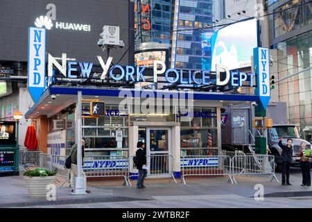 Poste de police de New York dans un quartier animé avec des panneaux d'affichage, centre-ville de Manhattan, Manhattan, New York City, États-Unis, Amérique du Nord Banque D'Images