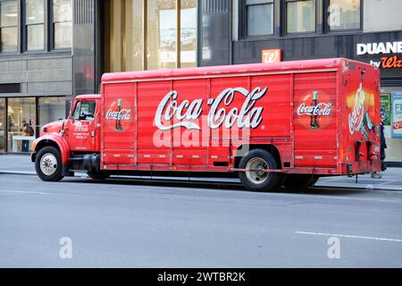 Camionnette de livraison Red Coca-Cola garée dans une rue de la ville, centre-ville de Manhattan, Manhattan, New York, États-Unis, Amérique du Nord Banque D'Images