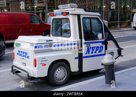 Véhicule de service NYPD en forme de petite voiturette de golf dans une rue à New York, Manhattan, Brooklyn, New York City, New York, États-Unis, Amérique du Nord Banque D'Images