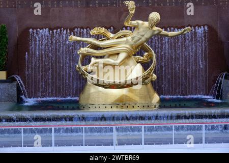 Sculpture Prometheus dorée devant un plan d'eau au Rockefeller Center, Manhattan, Brooklyn, New York City, New York, États-Unis, Amérique du Nord Banque D'Images