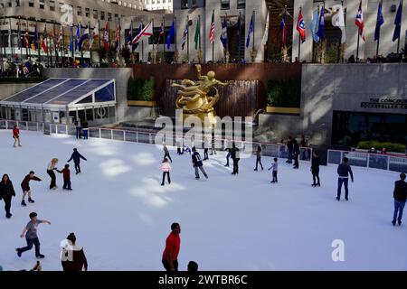 Pont d'observation Rockefeller Center, patineurs sur glace profitant de leur temps sur une patinoire dans une scène urbaine animée, Manhattan, New York City, New York Banque D'Images