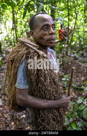 Pygmée du peuple Baka ou BaAka avec son filet de chasse, réserve spéciale de forêt dense de Dzanga-Sangha, préfecture de Sangha-Mbaere, Afrique centrale Banque D'Images