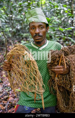 Pygmée du peuple Baka ou BaAka avec ses pièges et filets de chasse dans la forêt, réserve spéciale de forêt dense de Dzanga-Sangha, Sangha-Mbaere Banque D'Images