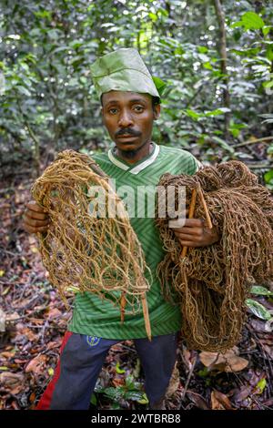 Pygmée du peuple Baka ou BaAka avec ses pièges et filets de chasse dans la forêt, réserve spéciale de forêt dense de Dzanga-Sangha, Sangha-Mbaere Banque D'Images