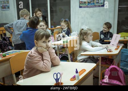 Élèves dans une salle de classe dans une des écoles de métro de Kharkiv. Des salles de classe ont été aménagées dans différentes stations de métro de la ville afin de garder les classes Banque D'Images