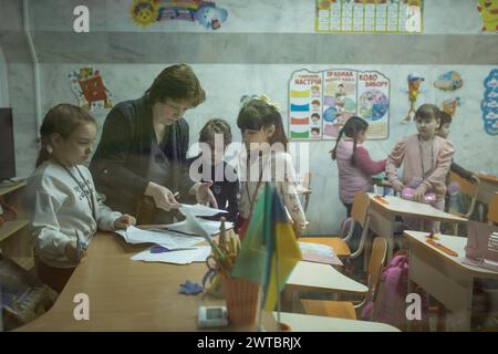 Élèves dans une salle de classe dans une des écoles de métro de Kharkiv. Des salles de classe ont été aménagées dans différentes stations de métro de la ville afin de garder les classes Banque D'Images