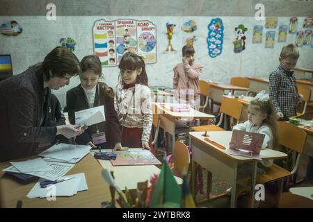 Élèves dans une salle de classe dans une des écoles de métro de Kharkiv. Des salles de classe ont été aménagées dans différentes stations de métro de la ville afin de garder les classes Banque D'Images