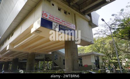 Bangalore, Inde - 16 janvier 2024 : vue extérieure de la station de métro Jayanagar, Bangalore. Architecture moderne étonnante. Banque D'Images