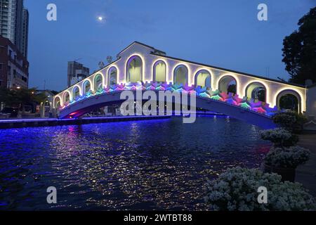 Vieux pont de la gare routière traversant la rivière Melaka en Malaisie Banque D'Images