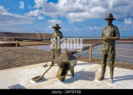 Sculptures d'ouvriers du sel, extraction de sel de mer, salines Janubio, Salinas de Janubio, Lanzarote, îles Canaries, Îles Canaries, Espagne Banque D'Images