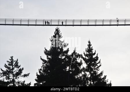 Skywalk Willingen avec des gens sur le plus long pont suspendu piétonnier en Allemagne, Sauerland, Hesse Banque D'Images