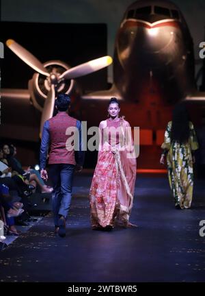 Colombo, Sri Lanka. 16 mars 2024. Un mannequin présente une création lors d'un défilé de mode dans les locaux de l'aéroport de Ratmalana à Colombo, Sri Lanka, le 16 mars 2024. Crédit : Ajith Perera/Xinhua/Alamy Live News Banque D'Images