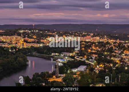 Une antenne des lumières de Morgantown WV City Skyline au crépuscule Banque D'Images