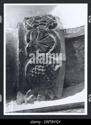 Latium Latina Sonnino S. Michele0. Hutzel, Max 1960-1990 médiéval : photographié lors de la restauration ; architecture, sculpture architecturale (11-14ème siècle) ; bougies pascal (11ème siècle) ; crucifix en bois peint (14ème siècle) objet Notes : TCI mentionne le travail du 13ème siècle de Madone et enfant au-dessus de l'autel principal ; enlevé lors de la restauration? Photographe et érudit d'origine allemande Max Hutzel (1911-1988) photographié en Italie du début des années 1960 jusqu'à sa mort. Le résultat de ce projet, désigné par Hutzel comme Foto Arte Minore, est une documentation approfondie du développement historique de l'art en Italie jusqu'à Banque D'Images