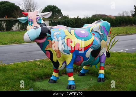 gros plan de vache peinte colorée, amusante et différente sur la pelouse en france Banque D'Images